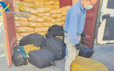 Tres detenidos cuando recogían 250 kilos de cocaína en el Puerto de València
